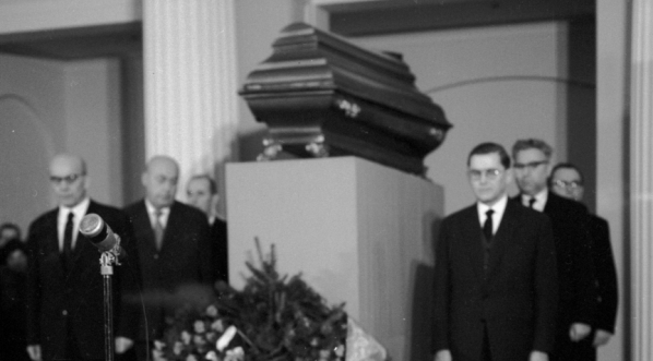  Uroczystości pogrzebowe Władysława Broniewskiego w Warszawie w lutym 1962 r.  