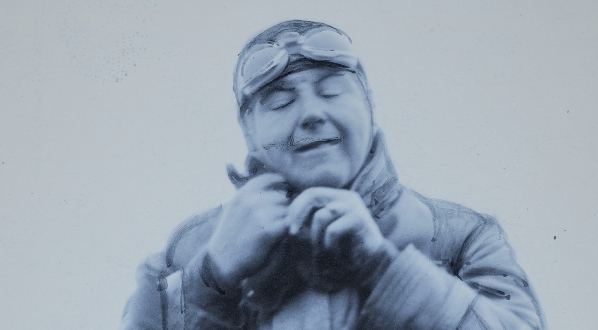  Kpt. Bolesław Orliński wysiada z samolotu w Warszawie po powrocie z lotu do Tokio we wrześniu 1926 r.  