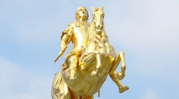 Złoty Jeździec na rynku Nowego Miasta w Dreźnie.  