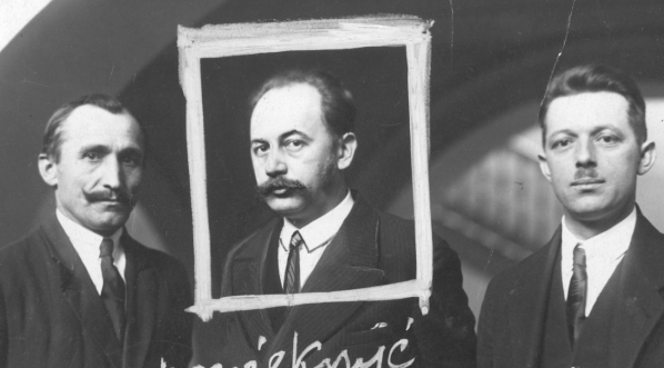  Członkowie Stronnictwa Chłopskiego w kuluarach sejmu I kadencji.  