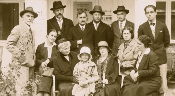  Lucyna Kotarbińska w grupie osób przed domem wypoczynkowym w Truskawcu.  