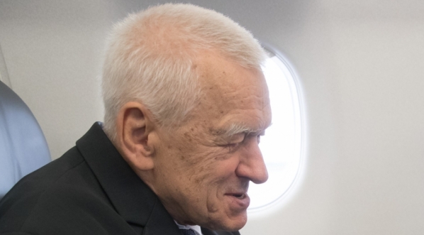  Kornel Morawiecki na pokładzie samolotu.  