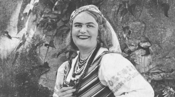  Wanda Wermińska w stroju łowickim.  