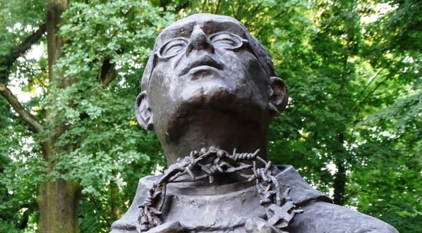 Popiersie św. Maksymiliana Kolbe w Parku Jordana w Krakowie.  
