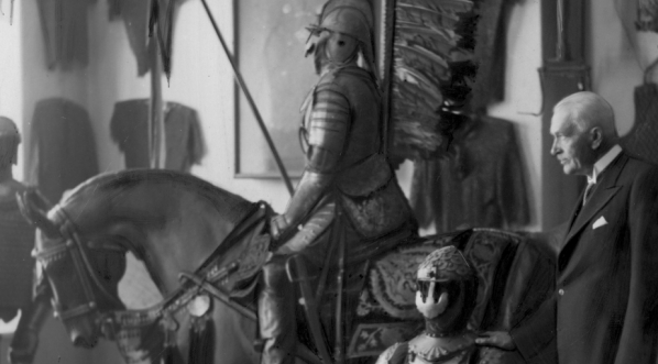  Prezydent RP Ignacy Mościcki podczas zwiedzania Muzeum Wojska Polskiego w Warszawie w kwietniu 1932 r.  