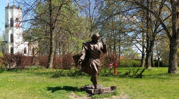  Pomnik Cypriana Kamila Norwida w Muzeum Romantyzmu w Opinogórze.  