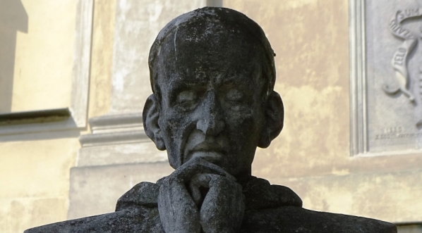  Fragment pomnika św. Rafała Kalinowskiego na Wzgórzu św. Wojciecha w Poznaniu.  