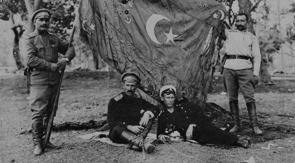  Chorągiew turecka zdobyta w 1916 roku pod Eleo przez 123. dywizję wojsk rosyjskich dowodzoną przez gen. Józefa Dowbora-Muśnickiego.  