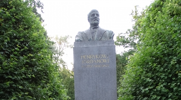  Pomnik Henryka Jordana w parku jego imienia w Krakowie.  
