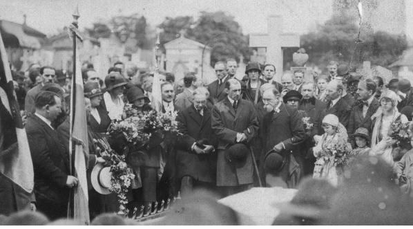 Doroczna pielgrzymka stowarzyszeń polskich i francuskich na polski cmentarz Les Champeaux w Montmorency w 1925 r.  