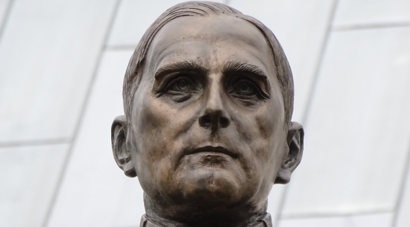  Fragment pomnika gen. Tadeusza Kutrzeby w Akademii Sztuki Wojennej w Rembertowie.  