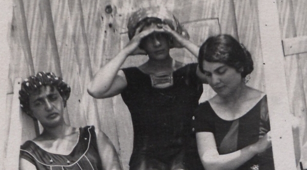  Anna Żeromska z Isoliną Bandierą na schodkach domku na plaży w 1914 r.  