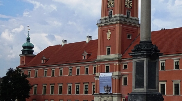  Zamek Królewski w Warszawie z banerem wystawy "Rządzić i olśniewać. Klejnoty i jubilerstwo w Polsce w XVI i XVII wieku".  