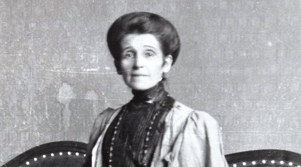  Olga Boznańska w pracowni w Krakowie, siedząca na kanapie z papierosem w dłoni.  