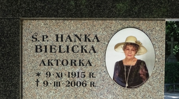  Grób Hanki Bielickiej na cmentarzu Powązkowskim w Warszawie.  