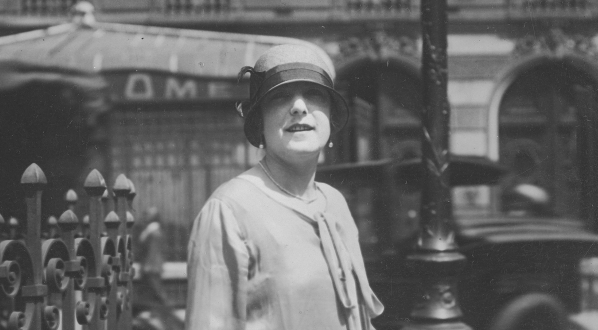  Tancerka Halina Szmolcówna udająca się na próbę do Opery Paryskiej.  