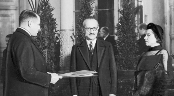  Uroczystość wręczenia nagród miasta stołecznego Warszawy w sali Rady Miejskiej w Warszawie 27.11.1935 r.  