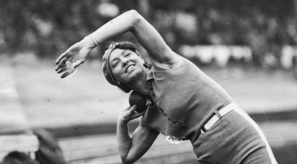  Halina Konopacka podczas pchnięcia kulą  na międzynarodowych zawodach  lekkoatletycznych na Stadionie Wojska Polskiego w Warszawie we wrześniu 1930 r.  