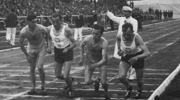  Start do biegu na 10 kilometrów podczas meczu lekkoatletycznego Polska - Francja w Warszawie w czerwcu 1938 r.  