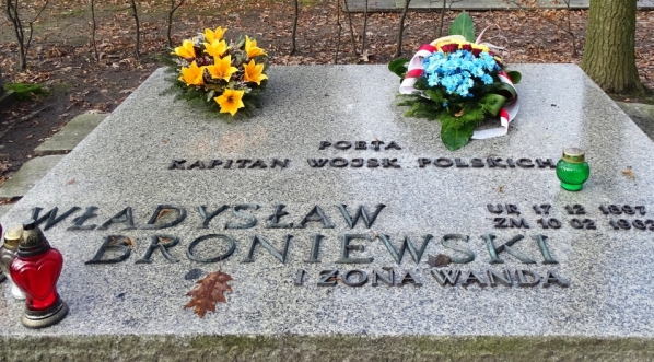  Grób Władysława Broniewskiego i jego żony Wandy na Wojskowych Powązkach w Warszawie.  