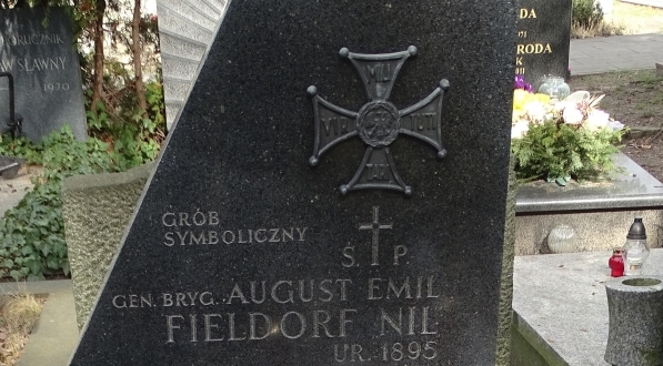  Symboliczny grób Augusta Emila Fieldorfa na Wojskowych Powązkach w Warszawie.  