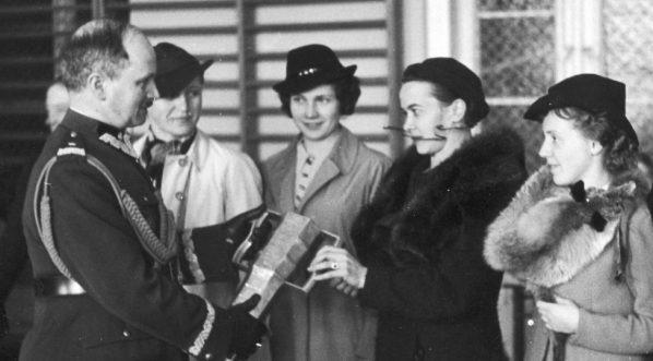  Gen. Kazimierz Sawicki wręcza nagrody uczestniczkom Centralnych Zawodów Strzeleckich Kobiet w Warszawie w maju 1938 r.  