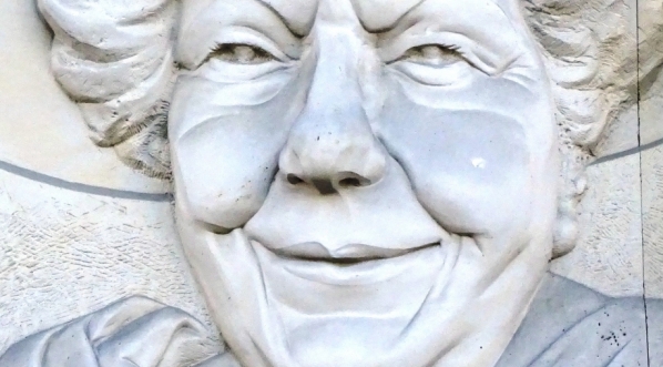  "Hanka Bielicka", płaskorzeźba na ścianie Kina Praha w Warszawie.  