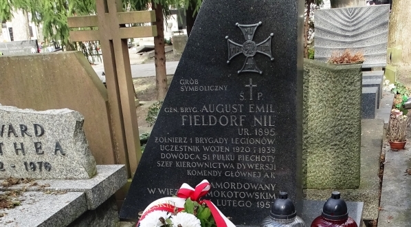  Symboliczny grób Augusta Emila Fieldorfa na Wojskowych Powązkach w Warszawie.  