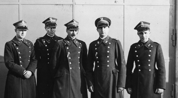  Polscy kawalerzyści biorący udział w Międzynarodowych Zawodach Hippicznych w Berlinie w styczniu 1936 roku.  