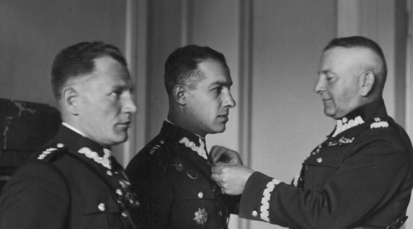  Zwycięzcy Międzynarodowych Zawodów Balonowych o Puchar Gordona Bennetta porucznik Zbigniew Burzyński i kapitan Franciszek Hynek po przyjeździe do Warszawy, październik 1933 r.  