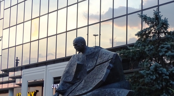  Pomnik Stefana Starzyńskiego na placu Bankowym w Warszawie.  