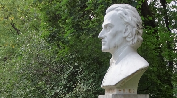  Pomnik Piotra Skargi w parku Jordana w Krakowie.  