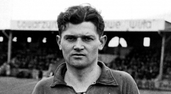  Fryderyk Scherfke (lub Szerfke), piłkarz klubu sportowego Warta Poznań w koszulce klubu sportowego Wisła Kraków, na boisku stadionu Wisły Kraków.  