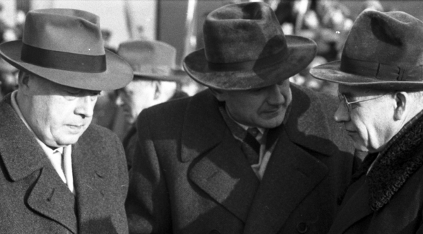  Władysław Gomułka, Piotr Jaroszewicz, Józef Cyrankiewicz w niezidentyfikowanych okolicznościach.  