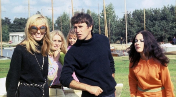  Jan Nowicki na planie filmu Andrzeja Kondratiuka "Dziura w ziemi" z 1970 roku.  