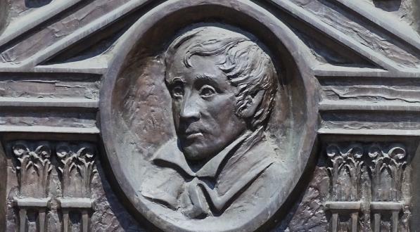  Tablica upamiętniająca fundatora na gmachu Biblioteki Raczyńskich w Poznaniu.  