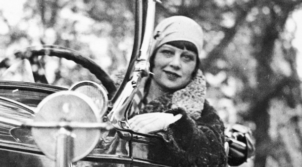  Zula Pogorzelska w swoim samochodzie.  