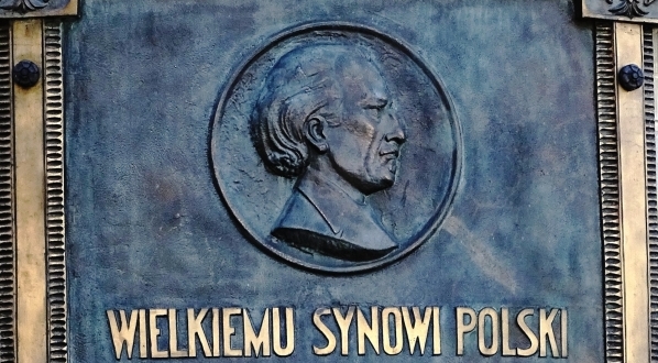  Tablica poświęcona Ignacemu Janowi Paderewskiemu na narożniku budynku hotelu Bazar w Poznaniu.  