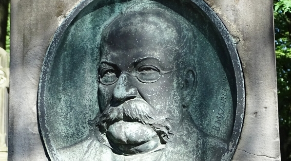  Medalion na grobie Alfreda Sokołowskiego na Starych Powązkach w Warszawie.  