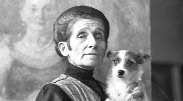  Artystka malarka Olga Boznańska z psem na tle obrazu w 1930 r.  