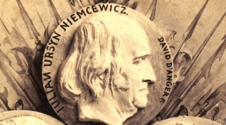  Kompozycja z czterema medalionami na tle panopliów.  