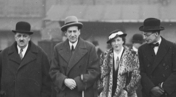  Pożegnanie na dworcu kolejowym ministra spraw zagranicznych Józefa Becka wyjeżdżającego do Londynu na nadzwyczajną sesję Rady Ligi Narodów, 12.03.1936 r.  