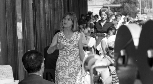  Krystyna Sienkiewicz i Zofia Czerwińska w filmie Jana Batorego "Lekarstwo na miłość" z 1966 roku.  