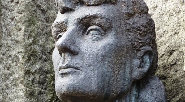  Rzeźba na grobie Zofii Nałkowskiej na Powązkach Wojskowych w Warszawie.  