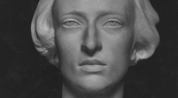  Rzeźba dłuta artysty rzeźbiarza Antoniego Madeyskiego przedstawiająca popiersie Fryderyka Chopina.  