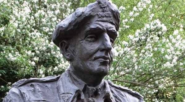  Pomnik gen. Stanisława Maczka w parku Jordana w Krakowie.  