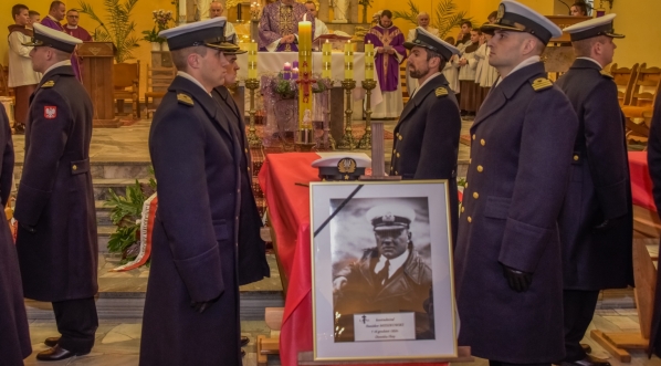  Trumna kontradmirała Stanisława Mieszkowskiego podczas mszy żałobnej na Helu, 15 grudnia 2017, poprzedzającej uroczysty pogrzeb Trzech Komandorów w Kwaterze Pamięci Cmentarza Marynarki Wojennej w Gdyni-Oksywiu następnego dnia.  