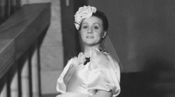  Śpiewaczka Lucyna Szczepańska wybrana "wicekrólową mody" podczas balu zorganizowanego przez Związek Autorów Dramatycznych w Warszawie 9.01.1937 r.  