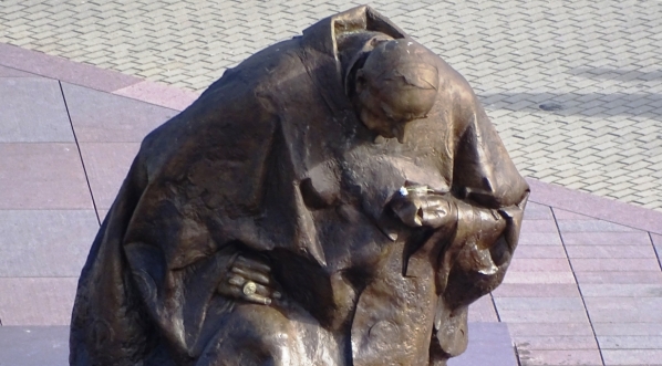  Pomnik prymasa Stefana Wyszyńskiego na Jasnej Górze w Częstochowie.  