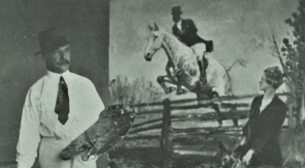  Wojciech Kossak podczas malowania obrazu w 1930 r.  